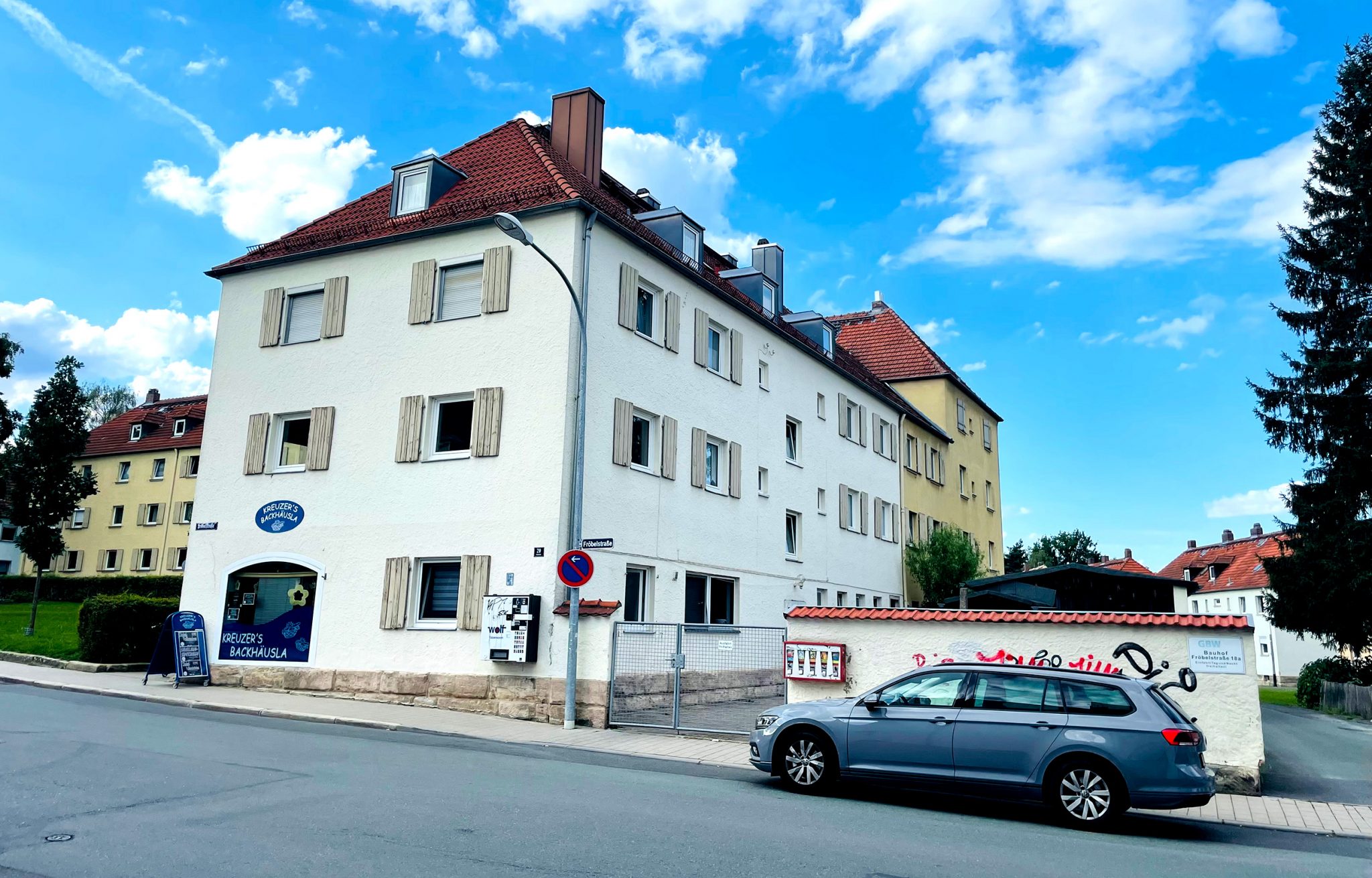 Immobilien-Verkauf: Mehrfamilienhaus mit 325 m2 Wohnfläche & Gewerbeeinheit 64 m2 sowie privaten Stellplätzen im Stadtteil Kreuz in Bayreuth
